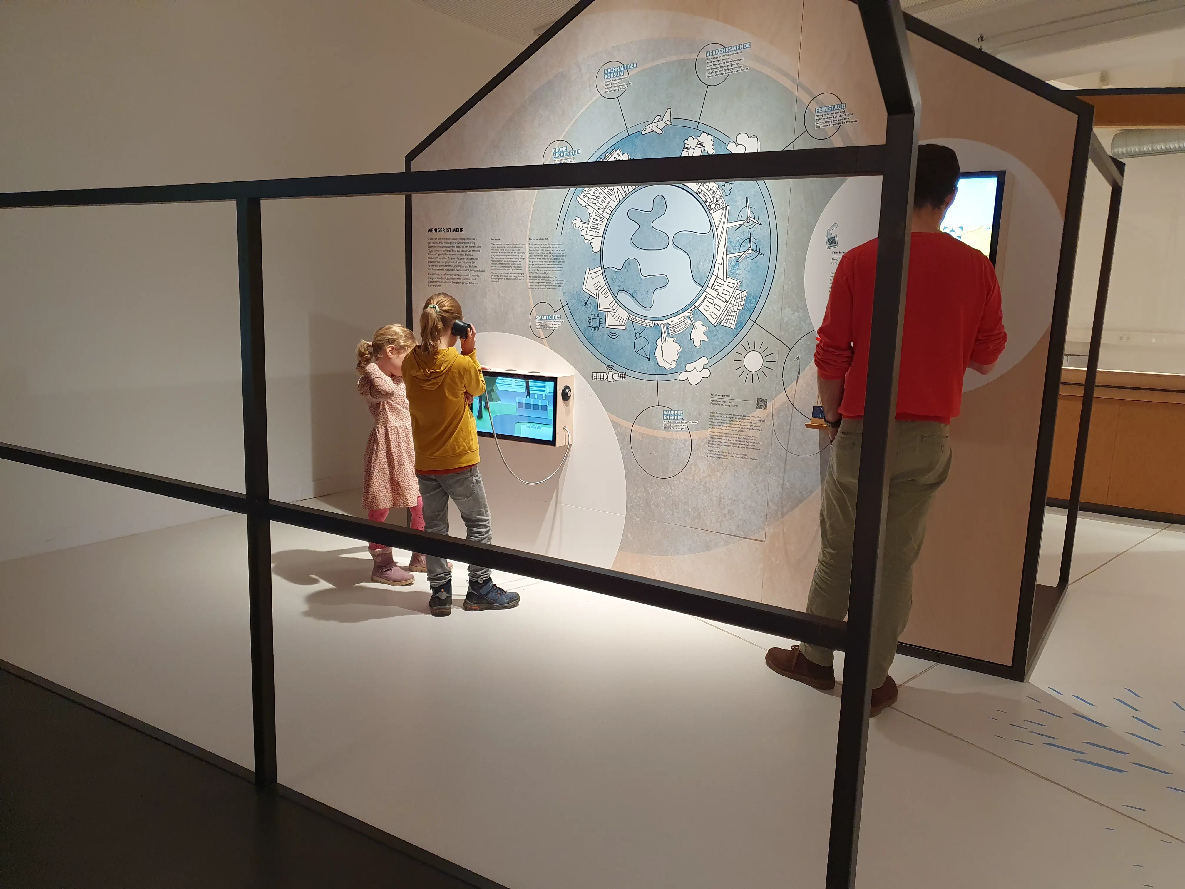 Zwei Kinder schauen sich im Museum am Schoerlerberg eine Animation zum Thema Smart Cities an.