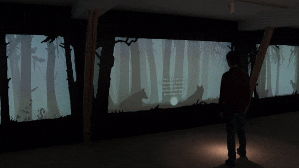 Besucher interagiert mit der Animation.